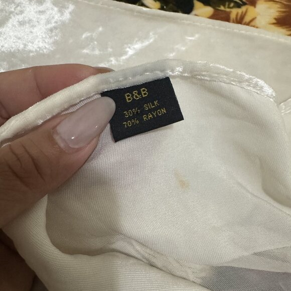 Vintage Womens White Silk Velvet Floral Triangle Shawl w/ Fringe – 74” x 42” - Picture 10 of 13